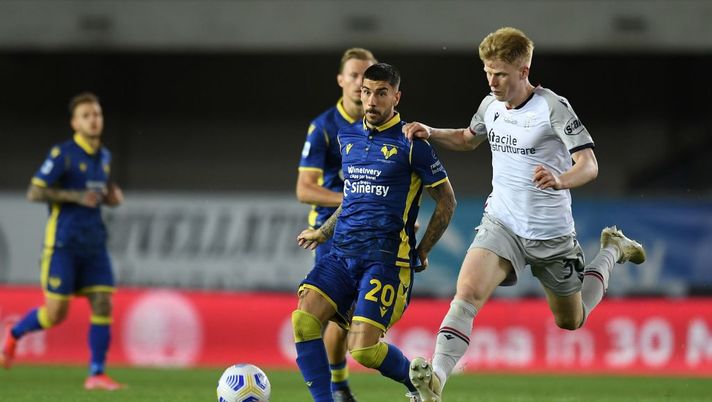 VERONA, ITALY - MAY 17: Mattia Zaccagni of Hellas Verona competes for the ball with Jerdy Schouten of Bologna FC during the Serie A match between Hellas Verona FC and Bologna FC at Stadio Marcantonio Bentegodi on May 17, 2021 in Verona, Italy. (Photo by Alessandro Sabattini/Getty Images) VERONA, ITALY - MAY 17: Mattia Zaccagni of Hellas Verona competes for the ball with Jerdy Schouten of Bologna FC during the Serie A match between Hellas Verona FC and Bologna FC at Stadio Marcantonio Bentegodi on May 17, 2021 in Verona, Italy. (Photo by Alessandro Sabattini/Getty Images)