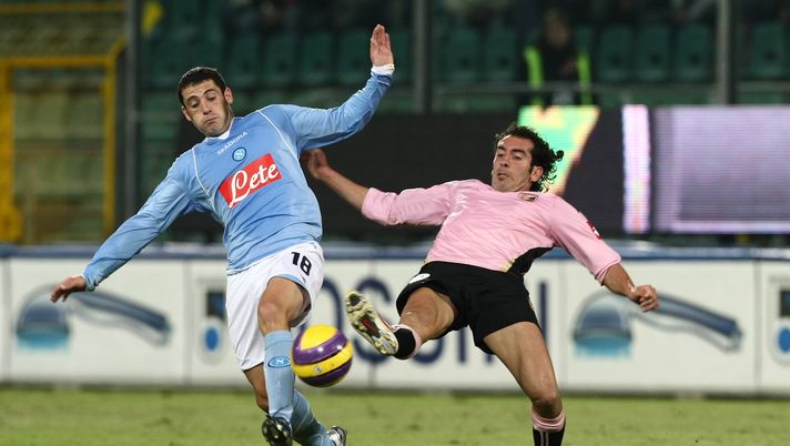 PALERMO, ITALY - NOVEMBER 10: Mariano Bogliacino of Napoli is tackled during the Serie A match between Palermo and Napoli at the Stadio Renzo Barbera on November 10, 2007 in Palermo, Italy. (Photo by New Press/Getty Images) Bogliacino: “Olivera grande scoperta. Napoli, prendi Cavani e Nandez” - immagine 1