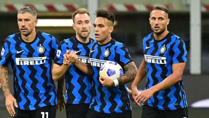 Inter Milan's Argentine forward Lautaro Martinez (2ndR) celebrates with (FromL) Inter Milan's Croatian midfielder Marcelo Brozovic, Inter Milan's Serbian defender Aleksandar Kolarov, Inter Milan's Danish midfielder Christian Eriksen and Inter Milan's Italian defender Danilo D'Ambrosio after scoring an equalizer during the Italian Serie A football match Inter vs Fiorentina on September 26, 2020 at the Giuseppe-Meazza (San Siro) stadium in Milan. (Photo by MIGUEL MEDINA / AFP) (Photo by MIGUEL MEDINA/AFP via Getty Images) Inter, l’esito dei tamponi per il resto della squadra: con D’Ambrosio è andata così - immagine 1