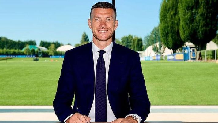 FOTO – Dzeko, per lui firma particolare: i campi della Pinetina sullo sfondo FOTO – Dzeko, per lui firma particolare: i campi della Pinetina sullo sfondo