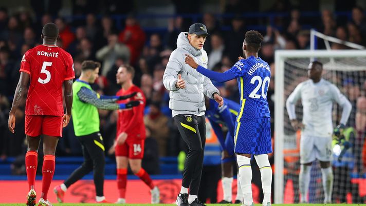 LONDON, ENGLAND - JANUARY 02: Thomas Tuchel, Manager of Chelsea and Callum Hudson-Odoi of Chelsea interact following the Premier League match between Chelsea and Liverpool at Stamford Bridge on January 02, 2022 in London, England. (Photo by Catherine Ivill/Getty Images) Il London derby degli assenti, il Chelsea contro Conte: fra mal di schiena, Covid e polemiche - immagine 1
