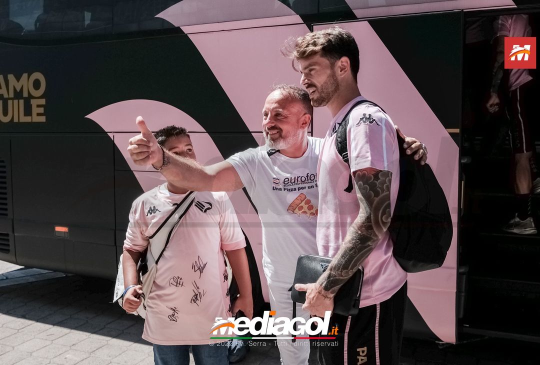 FOTO Reggina-Palermo, i rosanero di Corini in partenza dal “Renzo Barbera” (Gallery) - immagine 9