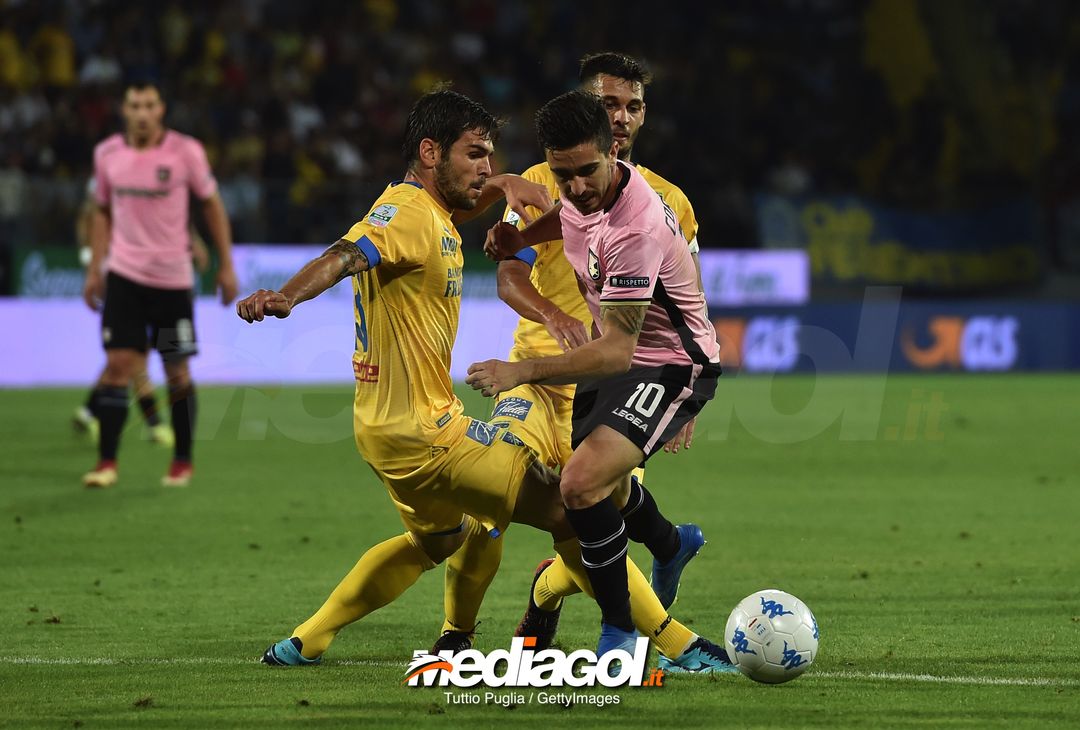  FROSINONE, ITALY - JUNE 16: Nicolo Brighenti of Frosinone fouls Igor Coronado of Palermo during the serie B playoff match final between Frosinone Calcio v US Citta di Palermo at Stadio Benito Stirpe on June 16, 2018 in Frosinone, Italy.  (Photo by Tullio M. Puglia/Getty Images) 