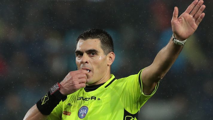 BERGAMO, ITALY - NOVEMBER 04: Referee Simone Sozza gestures during the Serie A TIM match between Atalanta BC and FC Internazionale at Gewiss Stadium on November 04, 2023 in Bergamo, Italy. (Photo by Emilio Andreoli/Getty Images) Sozza: “Ci ferisce quando non si crede alla buonafede di un arbitro perché…” - immagine 1