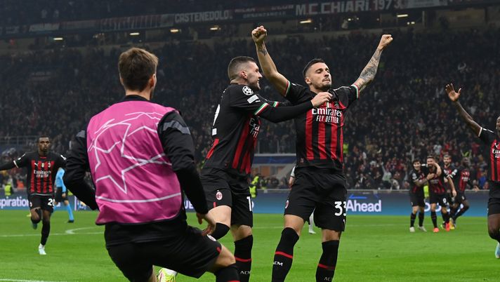 MILAN, ITALY - NOVEMBER 02: Rade Krunic of AC Milan celebrates with team-mates after scoring the second goal during the UEFA Champions League group E match between AC Milan and FC Salzburg at Giuseppe Meazza Stadium on November 02, 2022 in Milan, Italy. (Photo by Claudio Villa/AC Milan via Getty Images) Krunic: “Grande traguardo. Inter-Benfica? Preferisco sfidare una straniera” - immagine 1