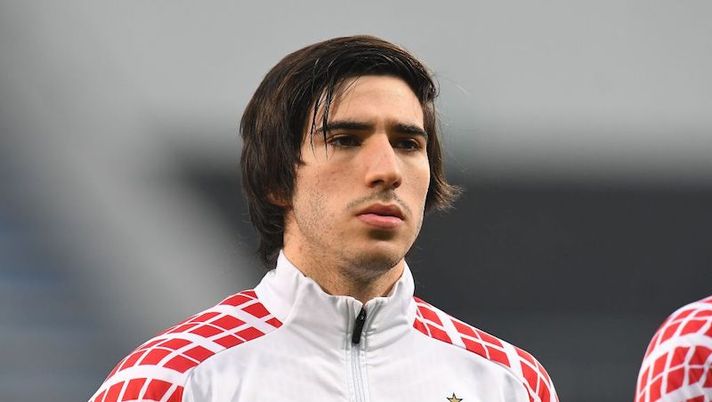 REGGIO NELL'EMILIA, ITALY - DECEMBER 20: Sandro Tonali of AC Milan looks on during the Serie A match between US Sassuolo and AC Milan at Mapei Stadium - Città del Tricolore on December 20, 2020 in Reggio nell'Emilia, Italy. (Photo by Alessandro Sabattini/Getty Images) SQUALIFICATI – Non solo Tonali: gli otto giocatori che salteranno la 16a di Serie A - immagine 1