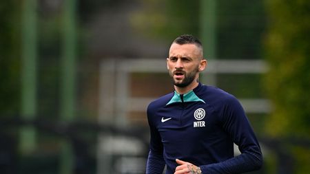 COMO, ITALY - OCTOBER 20: Marcelo Brozovic of FC Internazionale in action during the FC Internazionale training session at the club's training ground Suning Training Center at Appiano Gentile on October 20, 2022 in Como, Italy. (Photo by Mattia Ozbot - Inter/Inter via Getty Images)