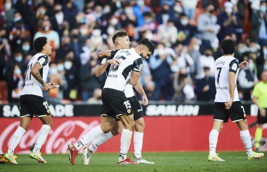 VALENCIA, SPAIN - DECEMBER 31: Omar Alderete of Valencia CF celebrates with his teammate Hugo Duro of Valencia CF after scoring the opening goal during the LaLiga Santander match between Valencia CF and RCD Espanyol at Estadio Mestalla on December 31, 2021 in Valencia, Spain. (Photo by Aitor Alcalde/Getty Images) Per la difesa rimane viva una pista tedesca: Piatek potrebbe aiutare- immagine 2