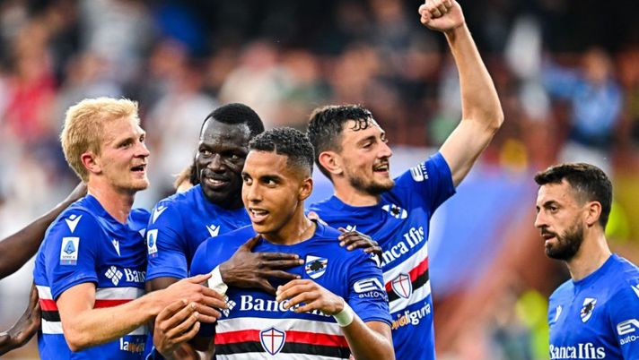 GENOA, ITALY - MAY 16: Abdelhamid Sabiri of Sampdoria (C) celebrates with his team-mates after scoring a goal during the Serie A match between UC Sampdoria and ACF Fiorentina at Stadio Luigi Ferraris on May 16, 2022 in Genoa, Italy. (Photo by Getty Images) Samp, tre doppiette: è 9-1 in amichevole. Tutti gli indizi, da Sabiri e Damsgaard a Caputo - immagine 1