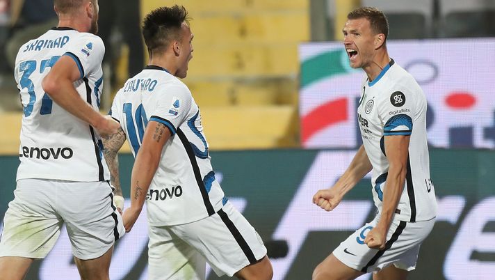 FLORENCE, ITALY - SEPTEMBER 21: Edin Dzeko of FC Internazionale celebrates after scoring a goal during the Serie A match between ACF Fiorentina v FC Internazionale on September 21 in Florence, Italy.  (Photo by Gabriele Maltinti/Getty Images) 