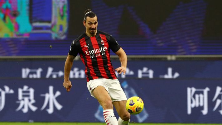 MILAN, ITALY - JANUARY 09: Zlatan Ibrahimovic of A.C. Milan passes the ball during the Serie A match between AC Milan and Torino FC at Stadio Giuseppe Meazza on January 09, 2021 in Milan, Italy. Sporting stadiums around Italy remain under strict restrictions due to the Coronavirus Pandemic as Government social distancing laws prohibit fans inside venues resulting in games being played behind closed doors. (Photo by Marco Luzzani/Getty Images)