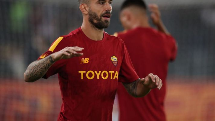 ROME, ITALY - OCTOBER 09: Leonardo Spinazzola of AS Roma warms up prior to the Serie A match between AS Roma and US Lecce at Stadio Olimpico on October 09, 2022 in Rome, Italy. (Photo by Paolo Bruno/Getty Images) Roma, Spinazzola è sparito: così cambia la sua gestione al fantacalcio. E ora… - immagine 1