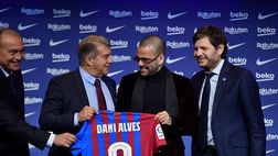 Barcellona, Dani Alves esagerato: si presenta in infradito