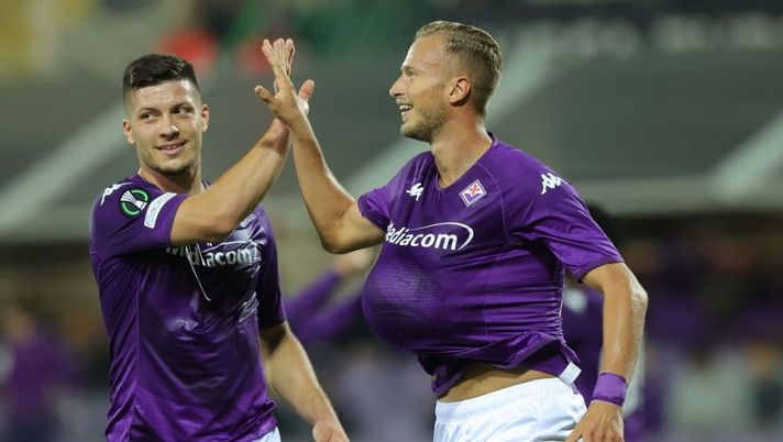 FLORENCE, ITALY - OCTOBER 13: Antonin Barak of ACF Fiorentina and Luka Jovic of ACF Fiorentina celebrates after scoring a goal during the UEFA Europa Conference League group A match between ACF Fiorentina and Heart of Midlothian at Stadio Artemio Franchi on October 13, 2022 in Florence, Italy. (Photo by Gabriele Maltinti/Getty Images) Fiorentina, la probabile formazione: da Igor a Barak e Cabral - immagine 1