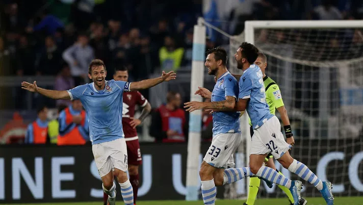 ROME, ITALY - OCTOBER 30:  Francesco Acerbi (C) with his teammates of SS Lazio celebrates after scoring the opening goal during the Serie A match between SS Lazio and Torino FC at Stadio Olimpico on October 30, 2019 in Rome, Italy.  (Photo by Paolo Bruno/Getty Images)