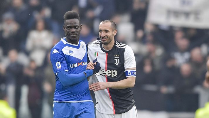 TURIN, ITALY - FEBRUARY 16: Giorgio Chiellini of Juventus jokes with Mario Balotelli of Brescia Calcio with during the Serie A match between Juventus and Brescia Calcio at Allianz Stadium on February 16, 2020 in Turin, Italy. (Photo by Daniele Badolato - Juventus FC/Juventus FC via Getty Images) TURIN, ITALY - FEBRUARY 16: Giorgio Chiellini of Juventus jokes with Mario Balotelli of Brescia Calcio with during the Serie A match between Juventus and Brescia Calcio at Allianz Stadium on February 16, 2020 in Turin, Italy. (Photo by Daniele Badolato - Juventus FC/Juventus FC via Getty Images)