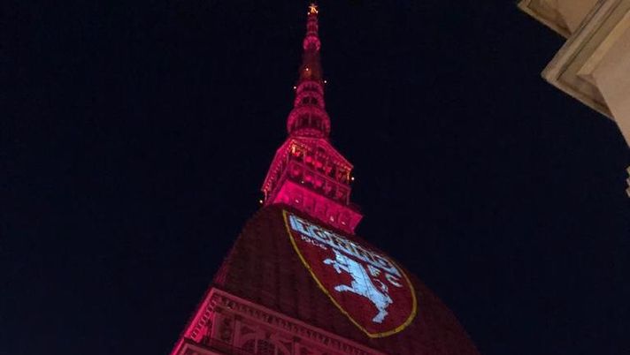 Quattro Maggio a Torino: la Mole Antonelliana è granata 