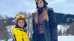 Melissa Satta, vacanza in famiglia tra le nevi francesi: la foto con il figlio