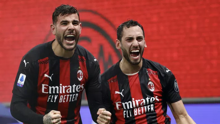 Theo Hernández e Hakan Calhanoglu (difensore e centrocampista AC Milan) esultano per il gol di Theo in Milan-Lazio 3-2 (Serie A 2020-2021) | AC Milan News (Getty Images)