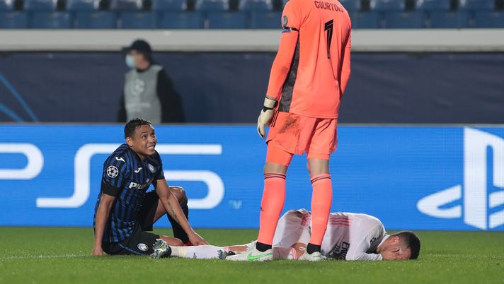 BERGAMO, ITALY - FEBRUARY 24: Luis Muriel of Atalanta reacts as Lucas Vazquez (R) of Real Madrid appears to be injured during the UEFA Champions League Round of 16 match between Atalanta and Real Madrid at Gewiss Stadium on February 24, 2021 in Bergamo, Italy. Sporting stadiums around Italy remain under strict restrictions due to the Coronavirus Pandemic as Government social distancing laws prohibit fans inside venues resulting in games being played behind closed doors. (Photo by Emilio Andreoli/Getty Images) BERGAMO, ITALY - FEBRUARY 24: Luis Muriel of Atalanta reacts as Lucas Vazquez (R) of Real Madrid appears to be injured during the UEFA Champions League Round of 16 match between Atalanta and Real Madrid at Gewiss Stadium on February 24, 2021 in Bergamo, Italy. Sporting stadiums around Italy remain under strict restrictions due to the Coronavirus Pandemic as Government social distancing laws prohibit fans inside venues resulting in games being played behind closed doors. (Photo by Emilio Andreoli/Getty Images)
