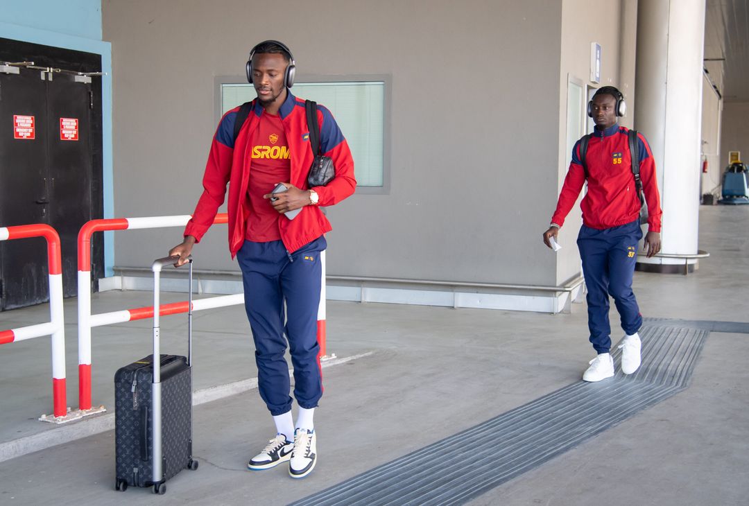 Roma in viaggio verso Leverkusen: presenti Dybala e gli indisponibili – FOTO GALLERY - immagine 25