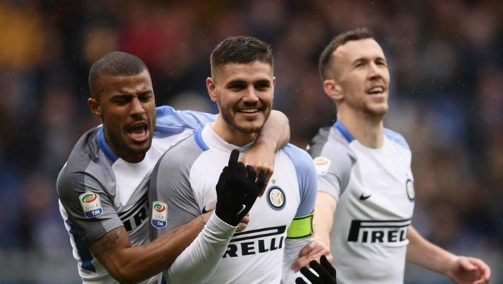 Inter Milan's forward Mauro Icardi (C) from Argentina celebrates after scoring with Inter Milan's forward Rafinha Alcantara of Brazil (L) and Inter Milan's forward Ivan Perisic from Croatia (R) during the Italian Serie A football match Sampdoria Vs Inter Milan on March 18, 2018 at the 'Luigi Ferraris' stadium in Genoa. / AFP PHOTO / MARCO BERTORELLO (Photo credit should read MARCO BERTORELLO/AFP/Getty Images) Inter, Spalletti ha già in mente la formazione per Torino: ecco gli undici, c’è Brozovic - immagine 1