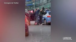 VIDEO / Bakayoko perquisito dalla polizia con la pistola puntata: poi si accorgono dell’errore