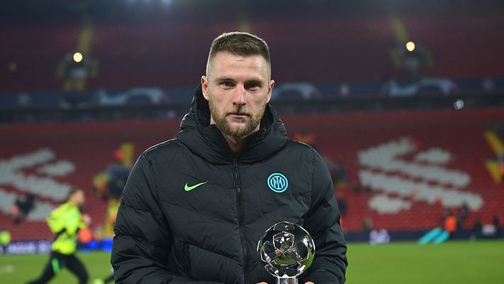 LIVERPOOL, ENGLAND - MARCH 08: Milan Skriniar of FC Internazionale poses with the player of the mtch award following the UEFA Champions League Round Of Sixteen Leg Two match between Liverpool FC and FC Internazionale at Anfield on March 08, 2022 in Liverpool, England. (Photo by Mattia Ozbot - Inter/Getty Images) Cds – Skriniar, inserimento del Chelsea: “Con l’Inter avrebbe trattamento di favore” - immagine 1