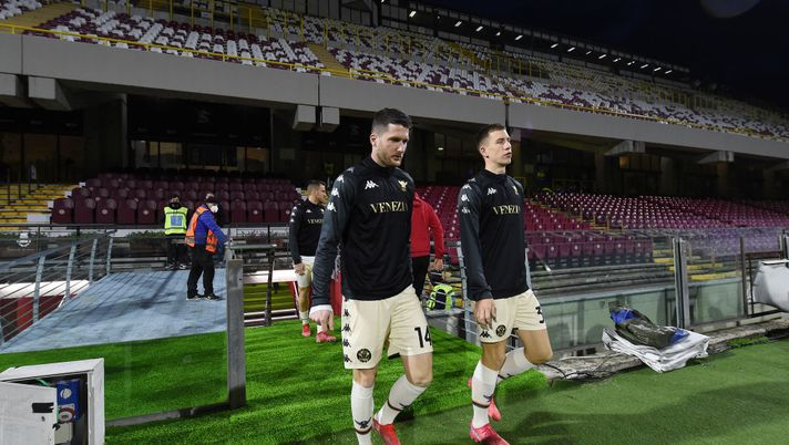 SALERNO, ITALY - JANUARY 06: Venezia FC players entering the pitch for the warm up before the Serie A match between US Salernitana and Venezia FC at Stadio Arechi on January 06, 2022 in Salerno, Italy.
US Salernitana team counted at least 9 positive players due to the Sars Cov19 Omicron variant expansion. (Photo by Francesco Pecoraro/Getty Images) Venezia, Collauto: “Ci troviamo in una situazione di disagio e poca chiarezza” - immagine 1