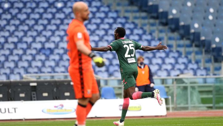 Crotone, insulti shock a Simy: “Zingaro di m***a! Godo se tuo figlio muore”. E lui… Crotone, insulti shock a Simy: “Zingaro di m***a! Godo se tuo figlio muore”. E lui…