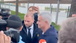 VIDEO / Mou accerchiato: si ritrova una spugnetta in mano!