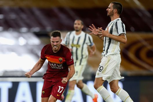 ROME, ITALY - SEPTEMBER 27: Jordan Veretout of AS Roma celebrates after scoring the opening goal from penalty spot during the Serie A match between AS Roma and Juventus at Stadio Olimpico on September 27, 2020 in Rome, Italy. (Photo by Paolo Bruno/Getty Images) ROME, ITALY - SEPTEMBER 27: Jordan Veretout of AS Roma celebrates after scoring the opening goal from penalty spot during the Serie A match between AS Roma and Juventus at Stadio Olimpico on September 27, 2020 in Rome, Italy. (Photo by Paolo Bruno/Getty Images)