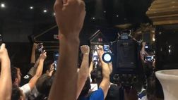 VIDEO / Entusiasmo incredibile per Nainggolan, i tifosi sfondano il cordone per seguire l’ex giallorosso