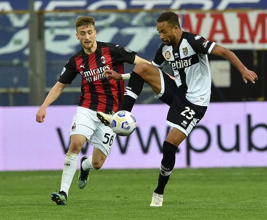 Contrasto tra Saelemaekers del Milan e Hernani del Parma Contrasto tra Saelemaekers del Milan e Hernani del Parma
