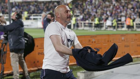 FLORENCE, ITALY - MAY 09: Vincenzo Italiano manager of ACF Fiorentina celebrates the victory after during the Serie A match between ACF Fiorentina and AS Roma at Stadio Artemio Franchi on May 9, 2022 in Florence, Italy. (Photo by Gabriele Maltinti/Getty Images)