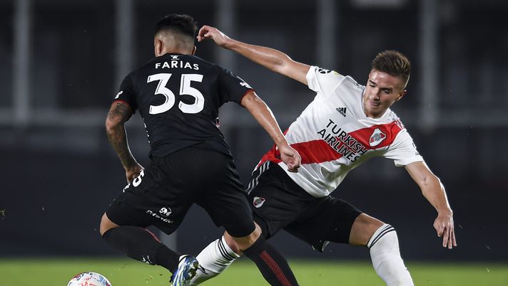BUENOS AIRES, ARGENTINA - APRIL 11: Agustin Palavecino of River Plate fights for the ball with Facundo Farias of Colon during a match between River Plate and Colon as part of Copa de la Liga Profesional 2021 at Estadio Monumental Antonio Vespucio Liberti on April 11, 2021 in Buenos Aires, Argentina. (Photo by Marcelo Endelli/Getty Images) BUENOS AIRES, ARGENTINA - APRIL 11: Agustin Palavecino of River Plate fights for the ball with Facundo Farias of Colon during a match between River Plate and Colon as part of Copa de la Liga Profesional 2021 at Estadio Monumental Antonio Vespucio Liberti on April 11, 2021 in Buenos Aires, Argentina. (Photo by Marcelo Endelli/Getty Images)