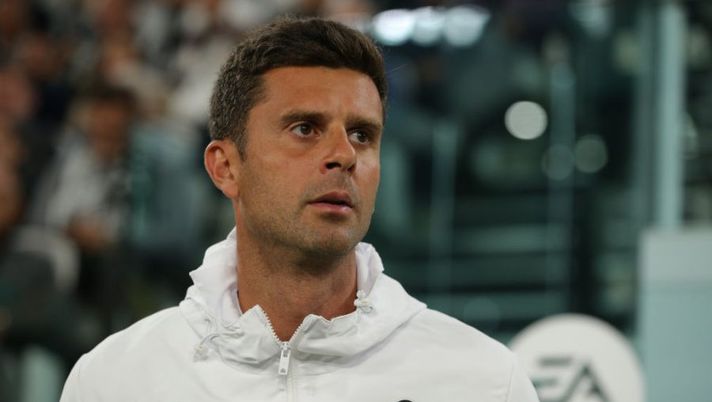 TURIN, ITALY - OCTOBER 02: Thiago Motta Head coach of Bologna FC reacts prior to kick off in the Serie A match between Juventus and Bologna FC at Allianz Stadium on October 02, 2022 in Turin, Italy. (Photo by Jonathan Moscrop/Getty Images) Gazzetta: “Fischi, contestazione e ipotesi ritiro: oggi vertice Thiago Motta-dirigenti Bologna” - immagine 1