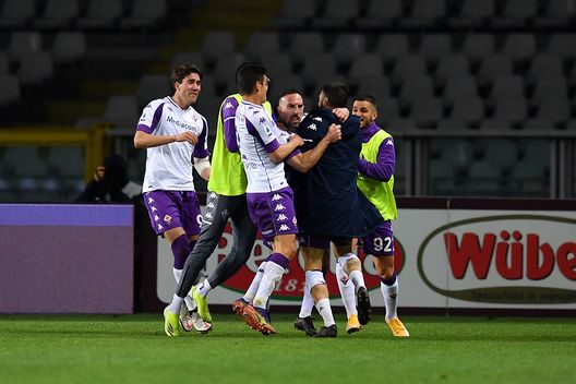 TURIN, ITALY - JANUARY 29: Franck Ribery of Fiorentina celebrates with team mates after scoring the first goal during the Serie A match between Torino FC and ACF Fiorentina at Stadio Olimpico di Torino on January 29, 2021 in Turin, Italy. (Photo by Valerio Pennicino/Getty Images) TURIN, ITALY - JANUARY 29: Franck Ribery of Fiorentina celebrates with team mates after scoring the first goal during the Serie A match between Torino FC and ACF Fiorentina at Stadio Olimpico di Torino on January 29, 2021 in Turin, Italy. (Photo by Valerio Pennicino/Getty Images)