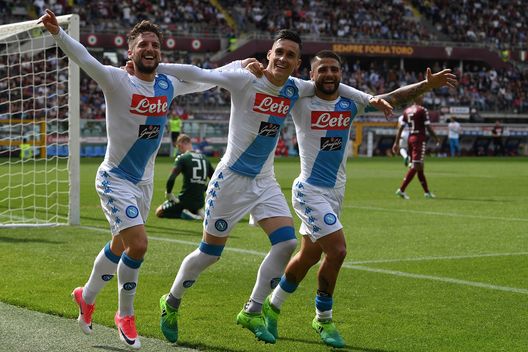 TURIN, ITALY - MAY 14: Jose Maria Callejon (C) of SSC Napoli celebrates his second goal with team mates Dries Mertens (L) and Lorenzo Insigne during the Serie A match between FC Torino and SSC Napoli at Stadio Olimpico di Torino on May 14, 2017 in Turin, Italy. (Photo by Valerio Pennicino/Getty Images) Insigne day, il saluto di José Callejon: “Sarà fino alla fine una bandiera…”- immagine 2