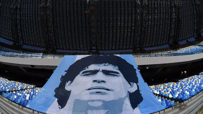 Repubblica &#8211; Statua Maradona, gli ultras volevano buttare a terra quella di Garibaldi come con Saddam Hussein
