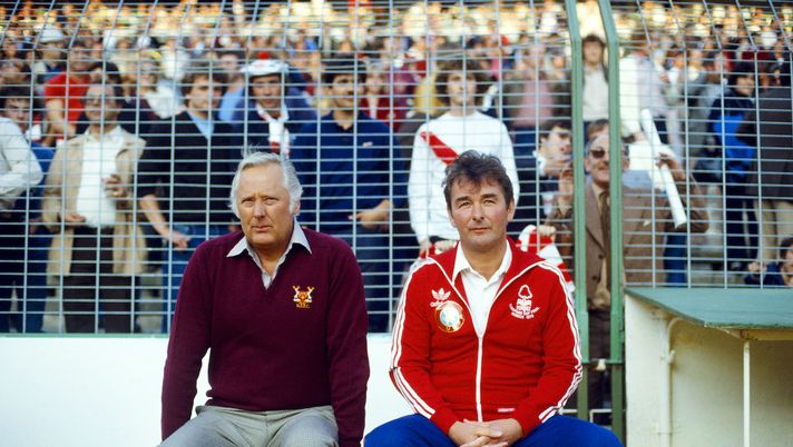 MADRID, SPAIN - MAY 28: Nottingham Forest manager Brian Clough (R) and assistant Peter Taylor look on before the 1980 European Cup Final between Hamburg SV and Nottingham Forest at Santiago Bernabau Stadium on May 28, 1980 in Madrid, Spain, The 1980 European Cup was the last trophy that Clough and Taylor would win as a partnership. (Photo by Duncan Raban/Allsport/Getty Images). Premier a marce forzate? Niente a che vedere con il boxing day del 1962… - immagine 1