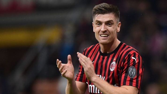 AC Milan's Polish forward Krzysztof Piatek cheers his teammates after scoring during the Italian Serie A football match AC Milan vs Lecce on October 20, 2019 at the San Siro stadium in Milan. (Photo by Miguel MEDINA / AFP) (Photo by MIGUEL MEDINA/AFP via Getty Images) Piatek spara? La Gazzetta lo butta giù: “Non ci siamo: macchinoso, fa caos col pallone” - immagine 1