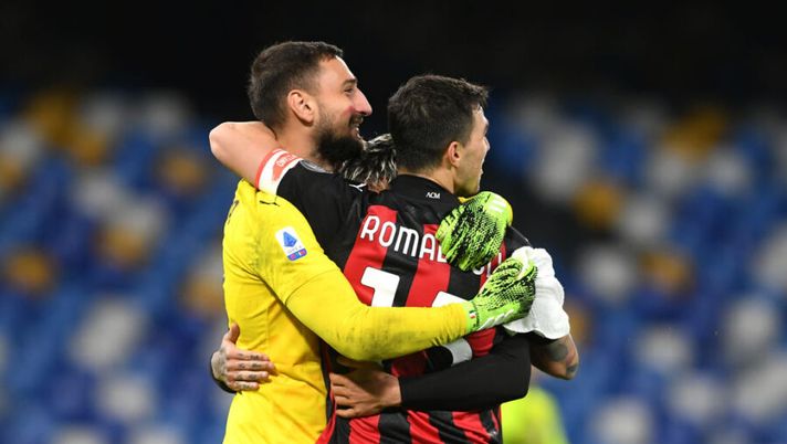 NAPLES, ITALY - NOVEMBER 22: Gianluigi Donnarumma of A.C. Milan and Alessio Romagnoli of A.C. Milan celebrate following their sides victory in the Serie A match between SSC Napoli and AC Milan at Stadio San Paolo on November 22, 2020 in Naples, Italy. Sporting stadiums around Italy remain under strict restrictions due to the Coronavirus Pandemic as Government social distancing laws prohibit fans inside venues resulting in games being played behind closed doors. (Photo by Francesco Pecoraro/Getty Images) Cagliari-Milan col pericolo diffidati per il fantacalcio: in tre a rischio squalifica - immagine 1