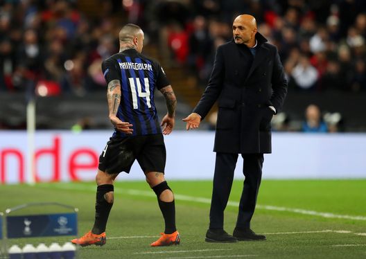 LONDON, ENGLAND - NOVEMBER 28: Radja Nainggolan of Inter Milan reacts after being substituted off by Luciano Spalletti, Manager of Inter Milan during the UEFA Champions League Group B match between Tottenham Hotspur and FC Internazionale at Wembley Stadium on November 28, 2018 in London, United Kingdom. (Photo by Catherine Ivill/Getty Images) LONDON, ENGLAND - NOVEMBER 28: Radja Nainggolan of Inter Milan reacts after being substituted off by Luciano Spalletti, Manager of Inter Milan during the UEFA Champions League Group B match between Tottenham Hotspur and FC Internazionale at Wembley Stadium on November 28, 2018 in London, United Kingdom. (Photo by Catherine Ivill/Getty Images)