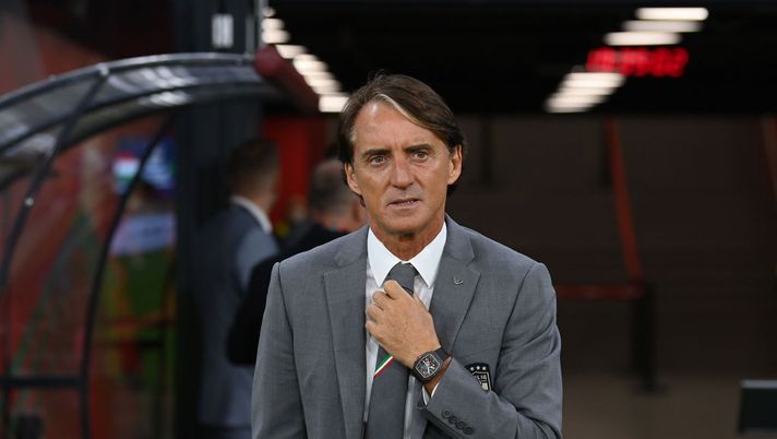 BUDAPEST, HUNGARY - SEPTEMBER 26: Head coach of Italy Roberto Mancini arrives before the UEFA Nations League League A Group 3 match between Hungary and Italy at Puskas Arena on September 26, 2022 in Budapest, Hungary. (Photo by Claudio Villa/Getty Images) Mancini: “Resta l’amarezza per i Mondiali. Bravo Donnarumma, si vede che ora…” - immagine 1