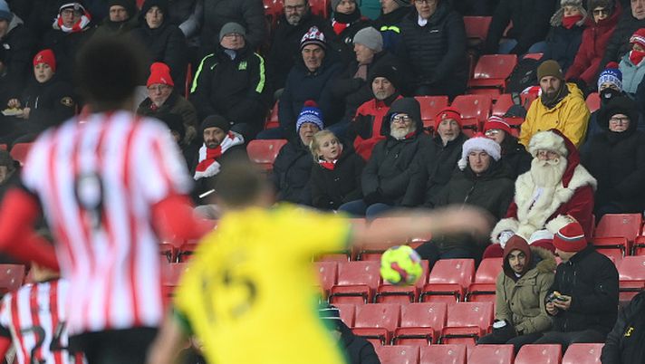 SUNDERLAND, ENGLAND - DECEMBER 12: A Sunderland fan dressed as Father Christmas watches the action from the stand during the Sky Bet Championship between Sunderland and West Bromwich Albion at Stadium of Light on December 12, 2022 in Sunderland, England. (Photo by Stu Forster/Getty Images) Ferma il contropiede e diventa lo “zainetto” dell’avversario”: tutto da ridere in Sunderland-Bristol - immagine 1