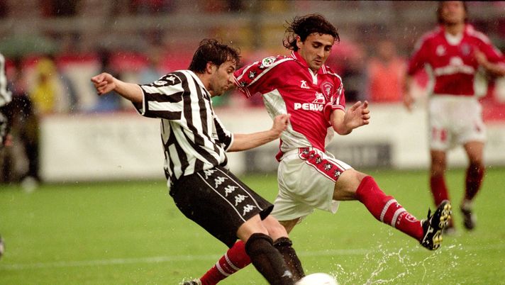 14 May 2000: Alessandro Del Piero of Juventus passes the ball as Giovanni Tedesco of Perugia closes in during the Italian Serie A match at the Stadio Curi A, in Perugia, Italy. Perugia won the match 1-0. Mandatory Credit: Claudio Villa /Allsport 14 May 2000: Alessandro Del Piero of Juventus passes the ball as Giovanni Tedesco of Perugia closes in during the Italian Serie A match at the Stadio Curi A, in Perugia, Italy. Perugia won the match 1-0. Mandatory Credit: Claudio Villa /Allsport