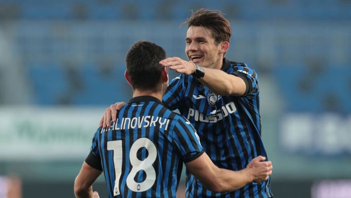 BERGAMO, ITALY - DECEMBER 13: Ruslan Malinovskyi of Atalanta B.C. celebrates with teammate Marten de Roon after scoring their team's second goal during the Serie A match between Atalanta BC and ACF Fiorentina at Gewiss Stadium on December 13, 2020 in Bergamo, Italy. Sporting stadiums around Italy remain under strict restrictions due to the Coronavirus Pandemic as Government social distancing laws prohibit fans inside venues resulting in games being played behind closed doors. (Photo by Emilio Andreoli/Getty Images) TOP 11 – Undici scommesse per la 17a giornata al fantacalcio: da Biraghi a de Roon- immagine 1