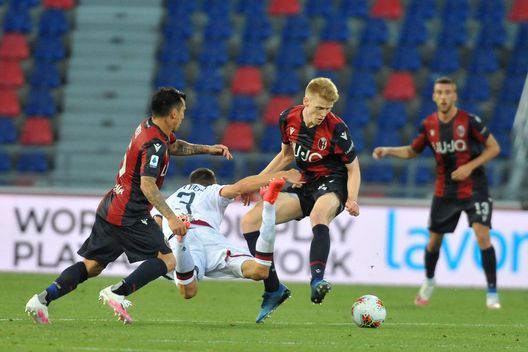 BOLOGNA, ITALY - JULY 01: Jerdi Schouten of Bologna FC in action during the Serie A match between Bologna FC and Cagliari Calcio at Stadio Renato Dall'Ara on July 01, 2020 in Bologna, Italy. (Photo by Mario Carlini / Iguana Press/Getty Images) BOLOGNA, ITALY - JULY 01: Jerdi Schouten of Bologna FC in action during the Serie A match between Bologna FC and Cagliari Calcio at Stadio Renato Dall'Ara on July 01, 2020 in Bologna, Italy. (Photo by Mario Carlini / Iguana Press/Getty Images)