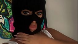 Floriana Messina mascherata fa impazzire i social: l’occhio cade sul decolleté